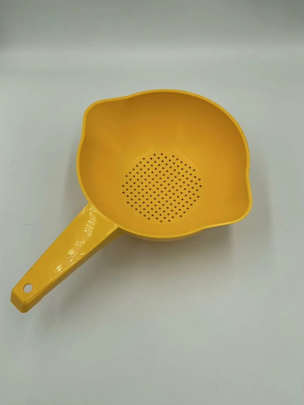 Vintage Tupperware Yellow 1 quart Kitchen Colander Strainer W/Handle 1200